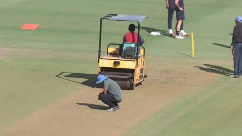 गुवाहाटी में लाल रंग की पिच पर मौजूद है घास, गेंदबाजी या बल्लेबाजी - किसके लिए होगा मददगार?