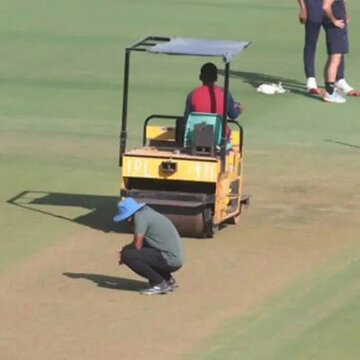 गुवाहाटी में लाल रंग की पिच पर मौजूद है घास, गेंदबाजी या बल्लेबाजी - किसके लिए होगा मददगार?