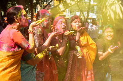 बंगाल में छाया होली का खुमार, रंग और संगीत से गूंजा कोलकाता