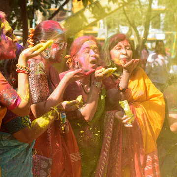 बंगाल में छाया होली का खुमार, रंग और संगीत से गूंजा कोलकाता