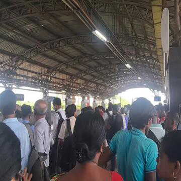 सप्ताह के पहले दिन ही कोलकाता मेट्रो के ब्लू लाइन पर मेट्रो सेवा देर से मिलने से यात्रियों में भारी आक्रोश
