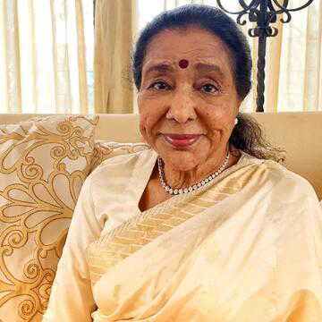 दिग्गज गायिका आशा भोसले को नहीं पड़ा था दिल का दौरा, फिर क्यों हुई अस्पताल में भर्ती? पोती ने किया खुलासा