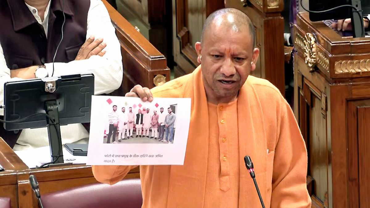 'देश के अंदर दो नमूने हैं। एक दिल्ली में बैठता है और दूसरा लखनऊ में': योगी का राहुल–अखिलेश पर कटाक्ष