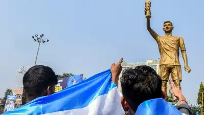 तोड़ी जा सकती है कोलकाता में लियोनेल मेसी की 70 फीट ऊंची प्रतिमा, दुर्घटना की आशंका के तहत लिया गया फैसला