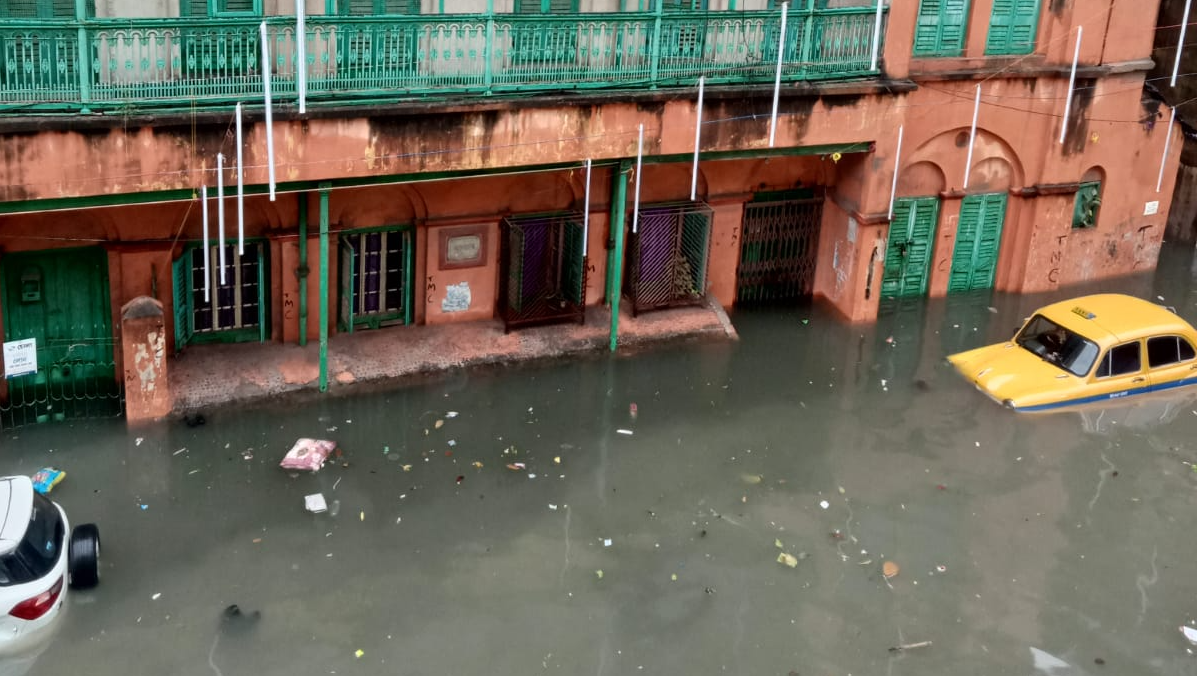 दुर्गा पूजा से ठीक पहले रात भर हुई बारिश से जलमग्न हुआ कोलकाता, ट्रेन सेवाएं बाधित