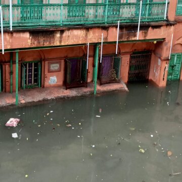 दुर्गा पूजा से ठीक पहले रात भर हुई बारिश से जलमग्न हुआ कोलकाता, ट्रेन सेवाएं बाधित