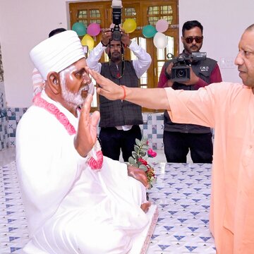 जब मुस्तफाबाद गांव में कोई मुस्लिम नहीं रहता तो इसका नाम कबीरधाम रखा जाये : योगी