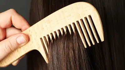 बालों को सुलझाने के लिए प्लास्टिक नहीं बल्कि नीम की लकड़ी के कंघी का करें इस्तेमाल