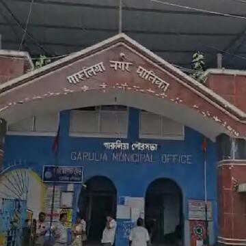 गारुलिया नगर पालिका में बड़ा सियासी संकट, एक साथ कई पार्षदों के इस्तीफे से हड़कंप