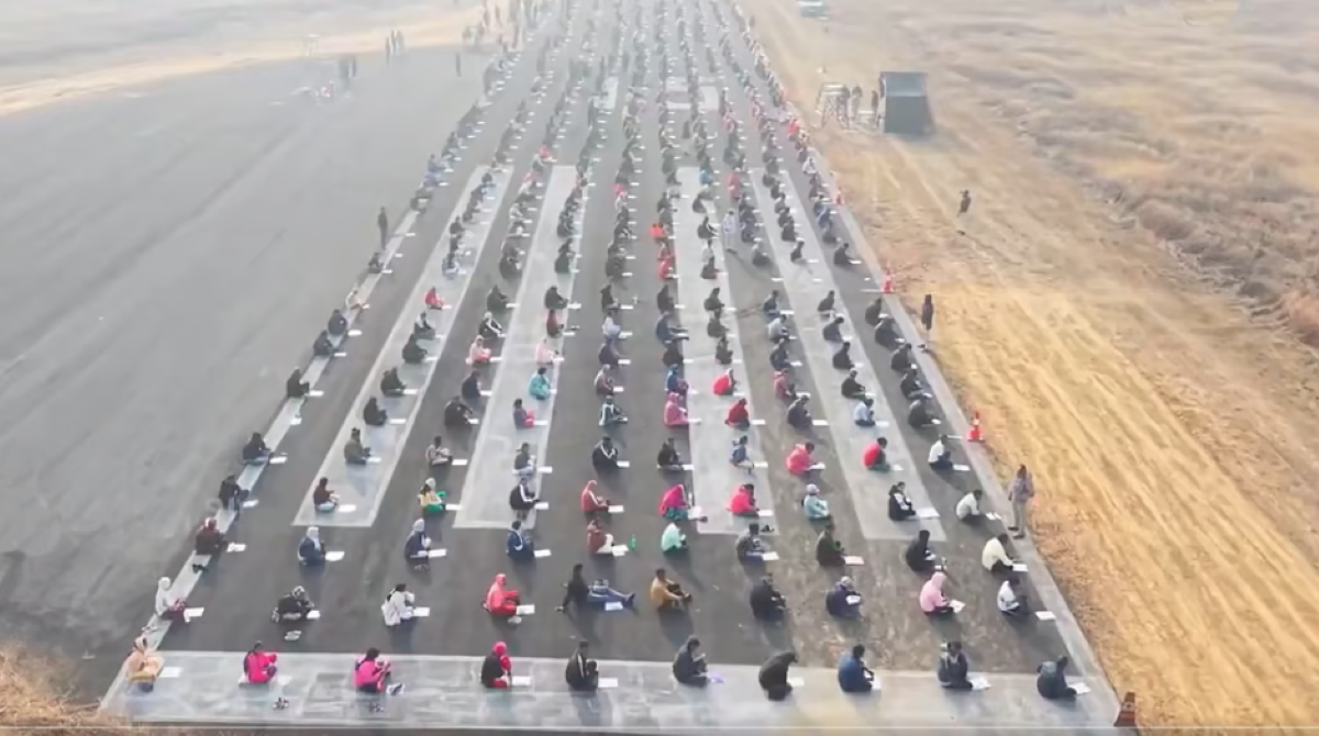 187 रिक्त पदों के लिए 8 हजार परीक्षार्थी, खुले आसमान के नीचे रनवे पर ही हुई परीक्षा