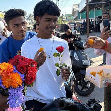 ट्रैफिक कानून तोड़ा तो हाथों-हाथ लड्डू-गुलाब, सिलीगुड़ी में दिखी पुलिस की गांधीगिरी