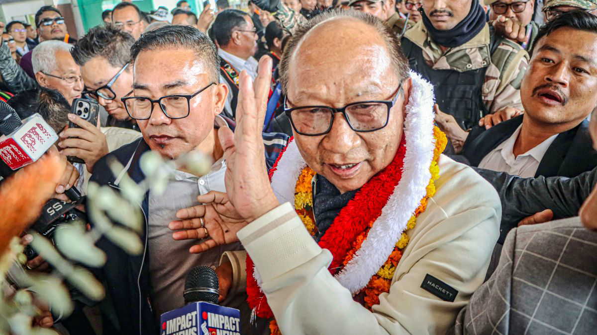 एक साल बाद मणिपुर को मिला नया मुख्यमंत्री, वाई. खेमचंद सिंह ने ली शपथ