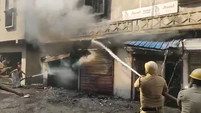 सुबह-सुबह गुलशन कॉलोनी की एक गोदाम में लगी आग, आतंक