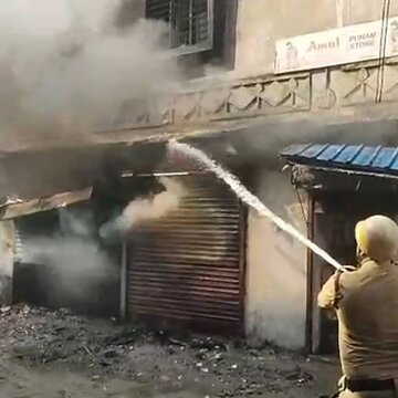 सुबह-सुबह गुलशन कॉलोनी की एक गोदाम में लगी आग, आतंक