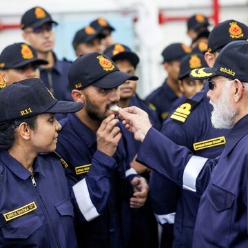 'आईएनएस विक्रांत का नाम ही पाकिस्तान में डर की लहर पैदा कर देता है’: मोदी ने आईएनएस विक्रांत पर दिवाली मनाई