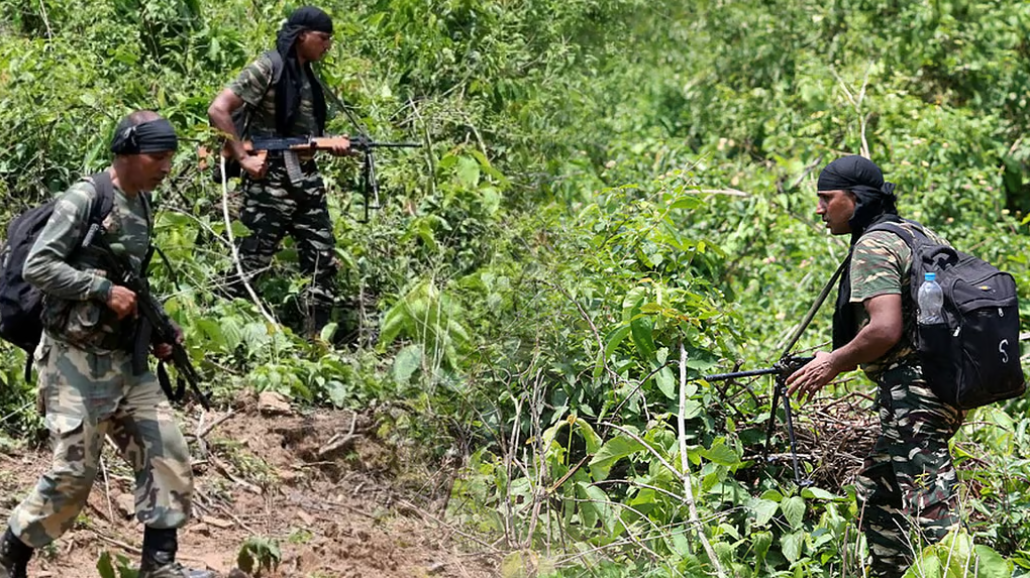 सारांडा में माओवादी अड्डे पर गोलीबारी, 12 माओवादी मारे गए