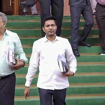 लोकसभा अध्यक्ष से मिले अभिषेक, 20 बागी सांसदों को अयोग्य घोषित करने की मांग