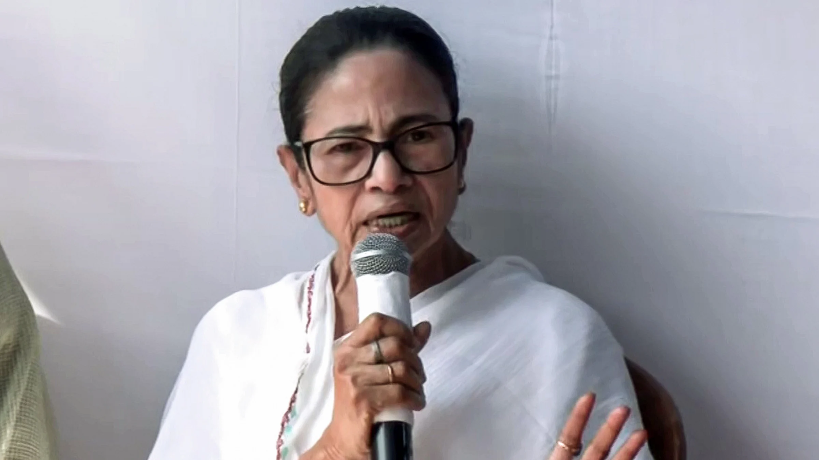 केंद्र ने अभी तक किसी आर्थिक मदद की घोषणा नहीं की है उल्टा मुझे गालियां दे रहा है- ममता