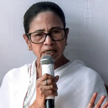 केंद्र ने अभी तक किसी आर्थिक मदद की घोषणा नहीं की है उल्टा मुझे गालियां दे रहा है- ममता