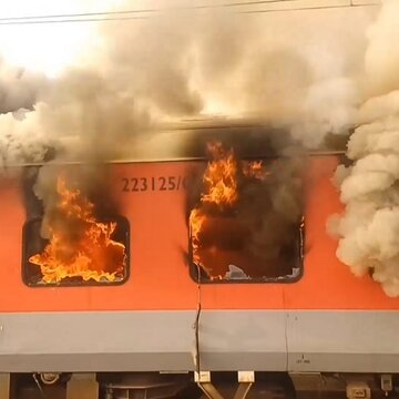 अमृतसर से बिहार जा रही गरीब रथ एक्सप्रेस में लगी आग, धू-धूकर जल गए तीन कोच