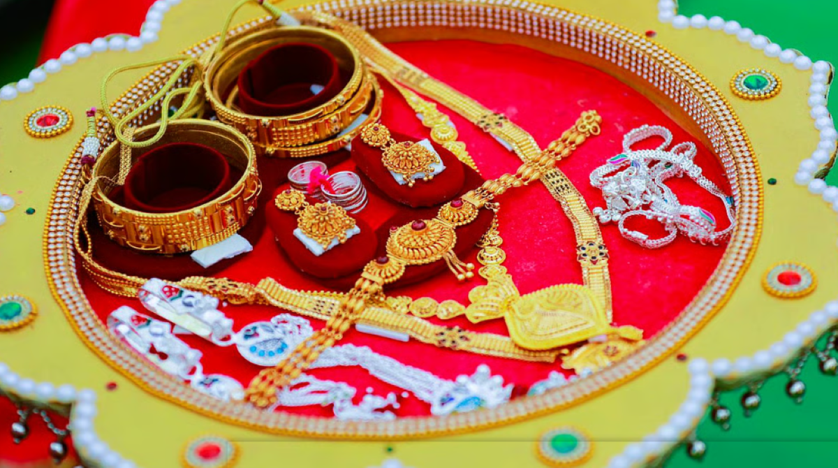 नए साल की शुरुआत में सोने की कीमत में कोई बदलाव नहीं, जबकि चांदी थोड़ी सस्ती हुई