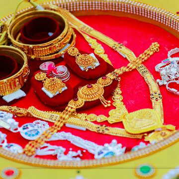 नए साल की शुरुआत में सोने की कीमत में कोई बदलाव नहीं, जबकि चांदी थोड़ी सस्ती हुई