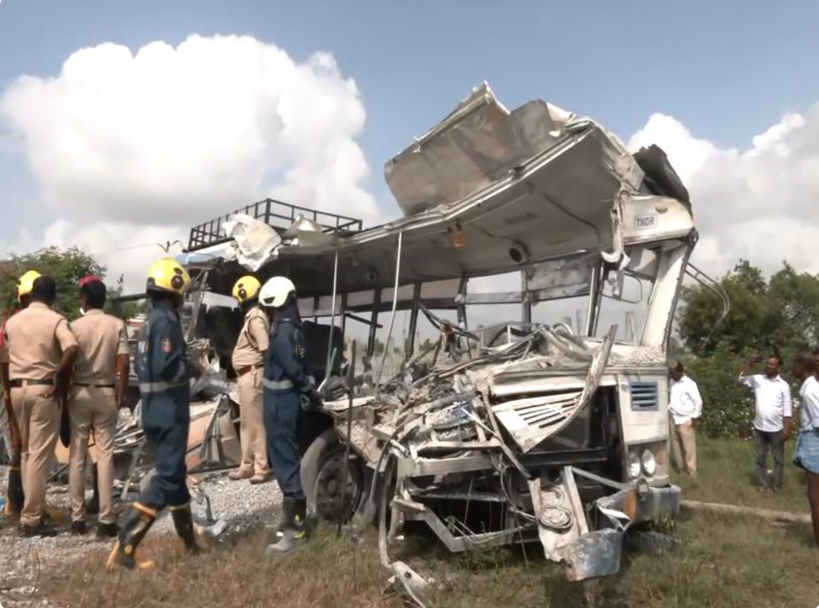 तेलंगाना के रंगारेड्डी में बस-ट्रक में टक्कर, 19 लोगों की मौत, 20 घायल