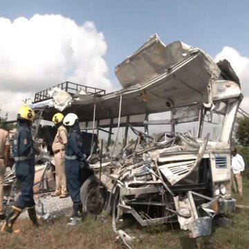 तेलंगाना के रंगारेड्डी में बस-ट्रक में टक्कर, 19 लोगों की मौत, 20 घायल