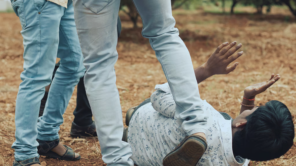 हावड़ा में सहपाठिन के घर प्रोजेक्ट बनाने गए छात्र से मारपीट का आरोप, गंभीर रूप से घायल अस्पताल में भर्ती