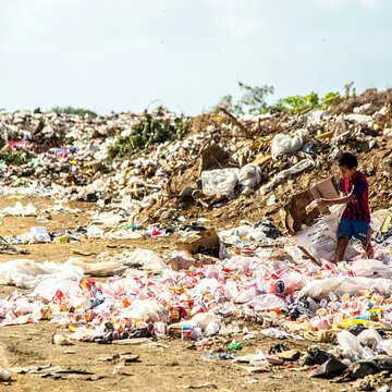 स्टेशन के संपर्क मार्ग पर ड्रम ओवरफ्लो, बढ़ रहा स्वास्थ्य जोखिम