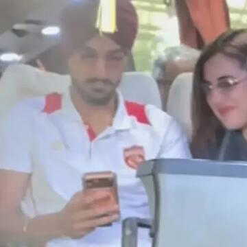 बीसीसीआई के नियमों को नजरअंदाज करते हुए टीम बस में गर्लफ्रेंड के साथ रोमांस करते अर्शदीप सिंह
