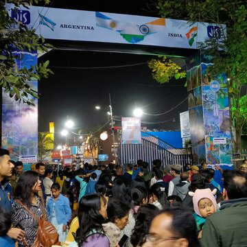 रविवार को अंतरराष्ट्रीय पुस्तक मेले में उमड़ा रिकॉर्ड जनसैलाब