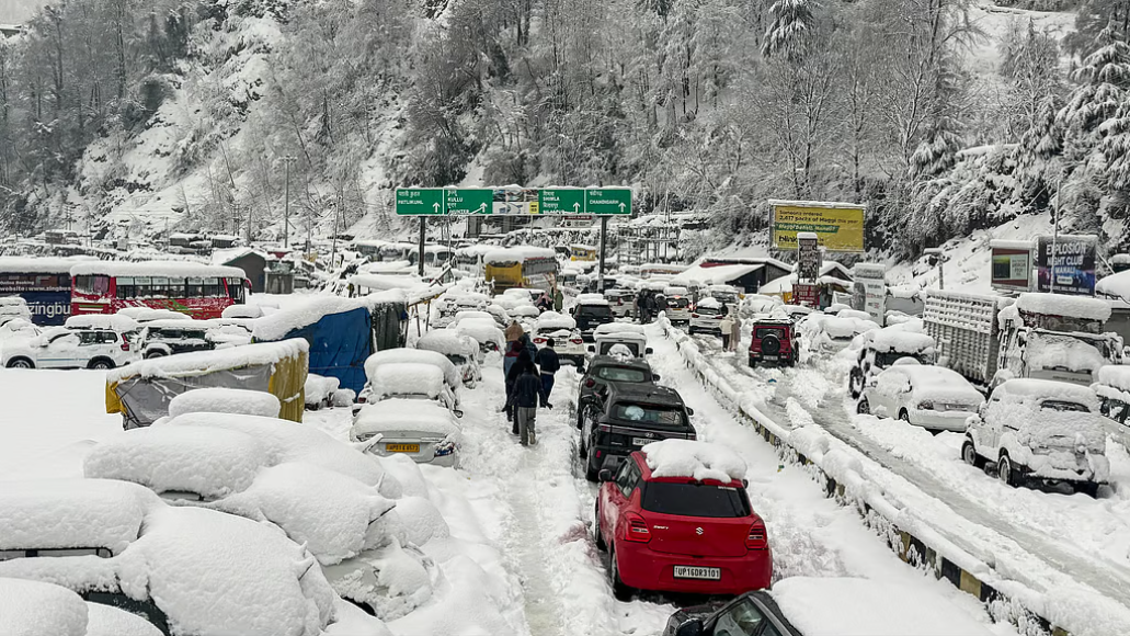 होटलों में भारी भीड़, बर्फबारी से बंद 685 सड़कें और लंबा जाम, मानाली सहित हिमाचल के कई पर्वतीय शहर प्रभावित