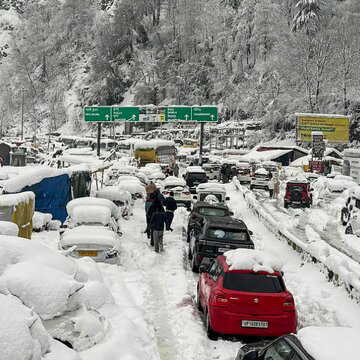 होटलों में भारी भीड़, बर्फबारी से बंद 685 सड़कें और लंबा जाम, मानाली सहित हिमाचल के कई पर्वतीय शहर प्रभावित