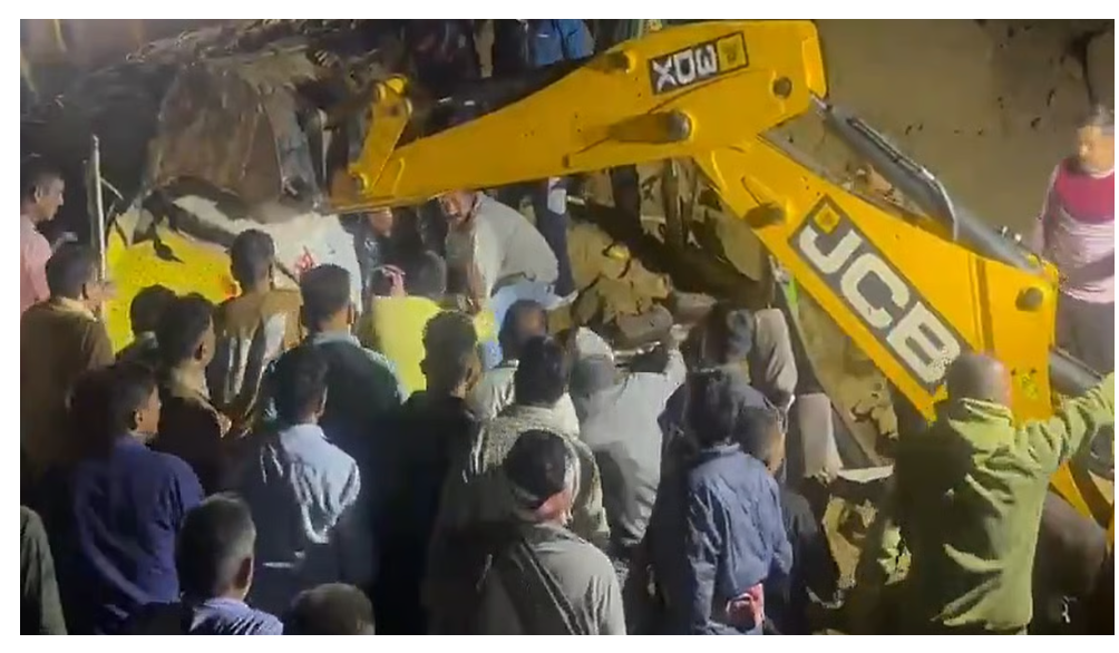 हिमाचल के बिलासपुर में भीषण भूस्खलन में बस दबी, कम से कम 18 लोगों की मौत