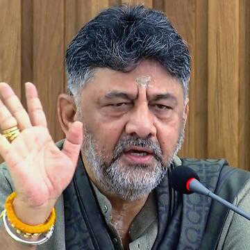 राजभवन पहुंचकर  डी.के. शिवकुमार ने बढ़ाई हलचल, सीएम पद पर टिकीं निगाहें