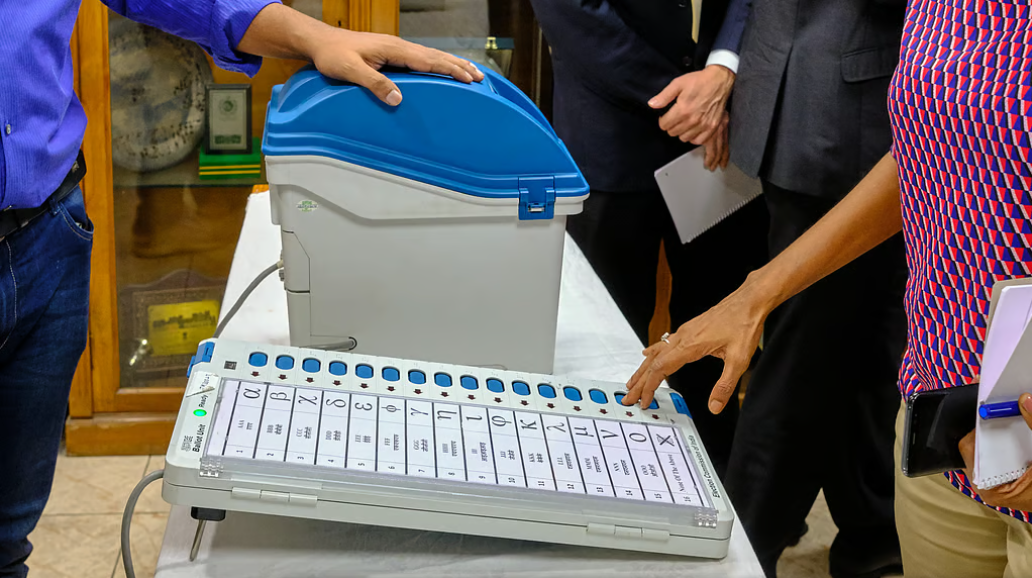 नाबालिग के साथ मतदान और ईवीएम का बटन दबाने का आरोप, महाराष्ट्र में विवाद