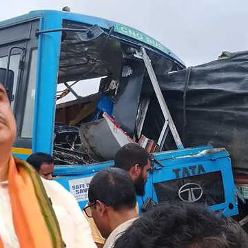 मयनागुड़ी में सड़क हादसा : ट्रक से टकरायी यात्रीवाही बस, 4 की मौत कई घायल, मुख्यमंत्री ने की मुआवजे की घोषणा