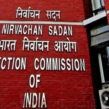 बिना बताए तीन अधिकारियों का तबादला क्यों! विवाद चरम पर, आयोग ने उठाए सवाल