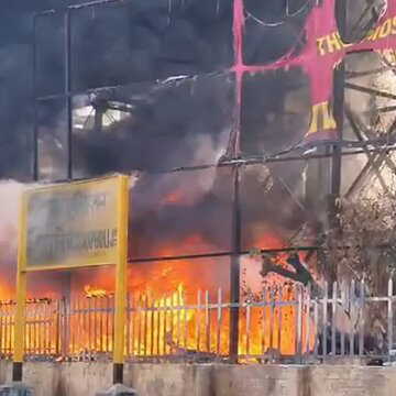 सेवड़ाफुली स्टेशन पर लगी आग, डरे यात्रियों में मची अफरा-तफरी