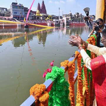 राष्ट्रपति द्रौपदी मुर्मू ने की गिरिराज जी की परिक्रमा, भरतपुर में ब्रज संस्कृति की दिखी झलक