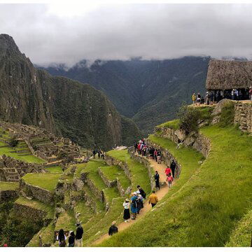 रेल लाइन पर पत्थर, ट्रेन बंद, माचू पिच्चू घूमने गए 900 पर्यटक मुसीबत में
