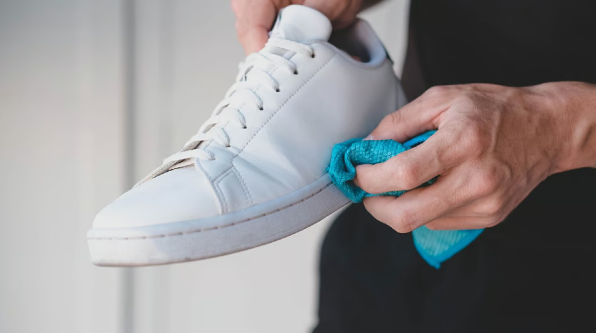 सफेद स्नीकर्स पर पड़े पीले दाग़? ऐसे हटाएं और चमक लौटाएं