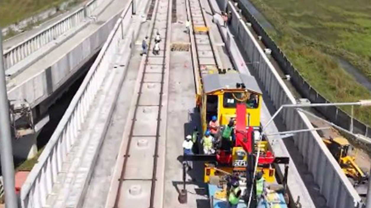 भारत की पहली बुलेट ट्रेन के लिए बिजली के खंभे लगाने का काम तेज़