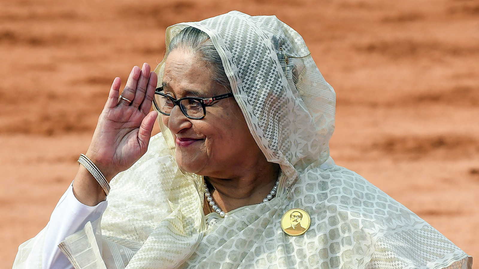 बांग्लादेश चाहता है शेख हसीना का प्रत्यर्पण, अनुरोध की समीक्षा कर रहा है भारत